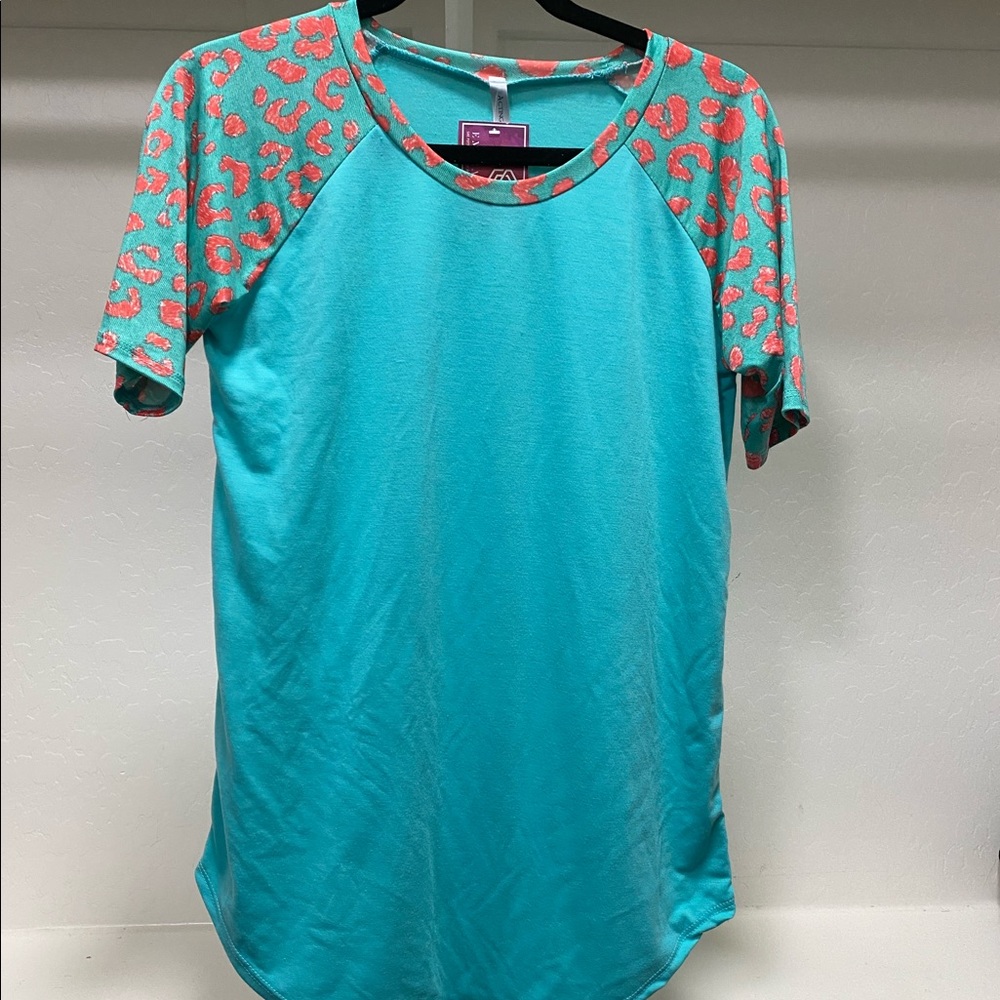 Medium size leopard print shirt